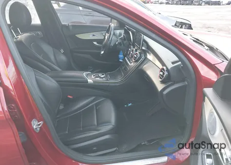 2018 Mercedes-Benz C 300 4Matic z USA, uszkodzony, nr VIN 55SWF4KB2JU272128